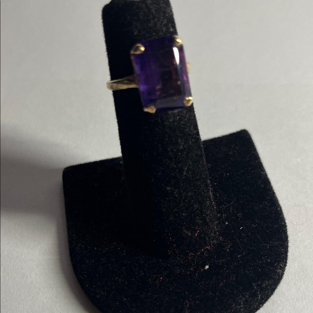 10 kt
Maybe close to 4 ctw
Rectangular amethyst stone